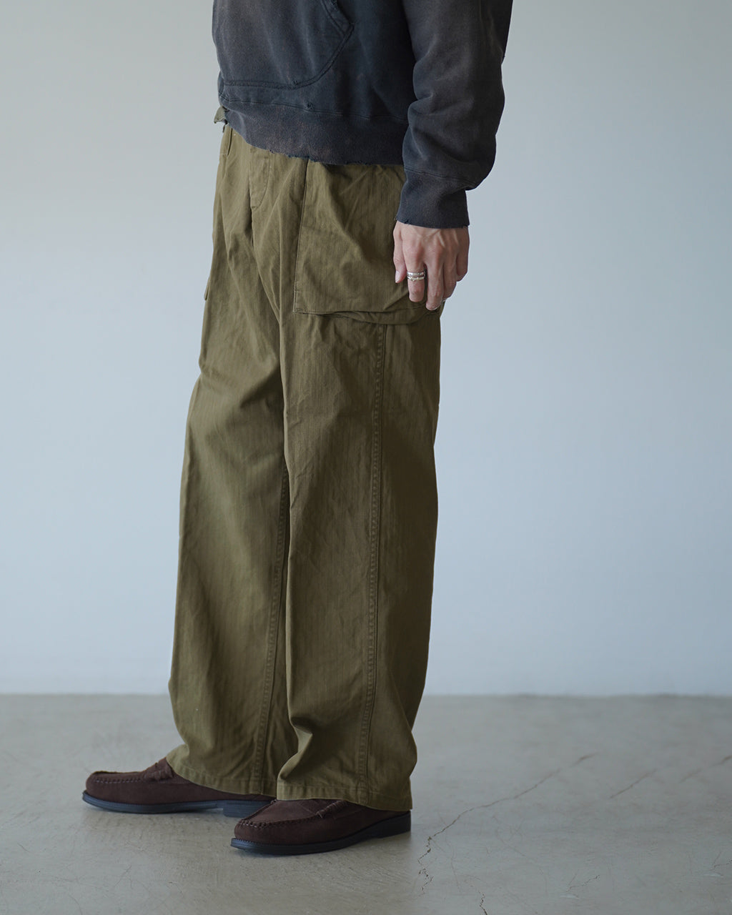 orSlowのU.S ARMY 2 POCKET CARGO の横から見たカーゴパンツ。オリーブ系のカラーと大きなサイドポケットが特徴的なリラックスしたシルエットです。