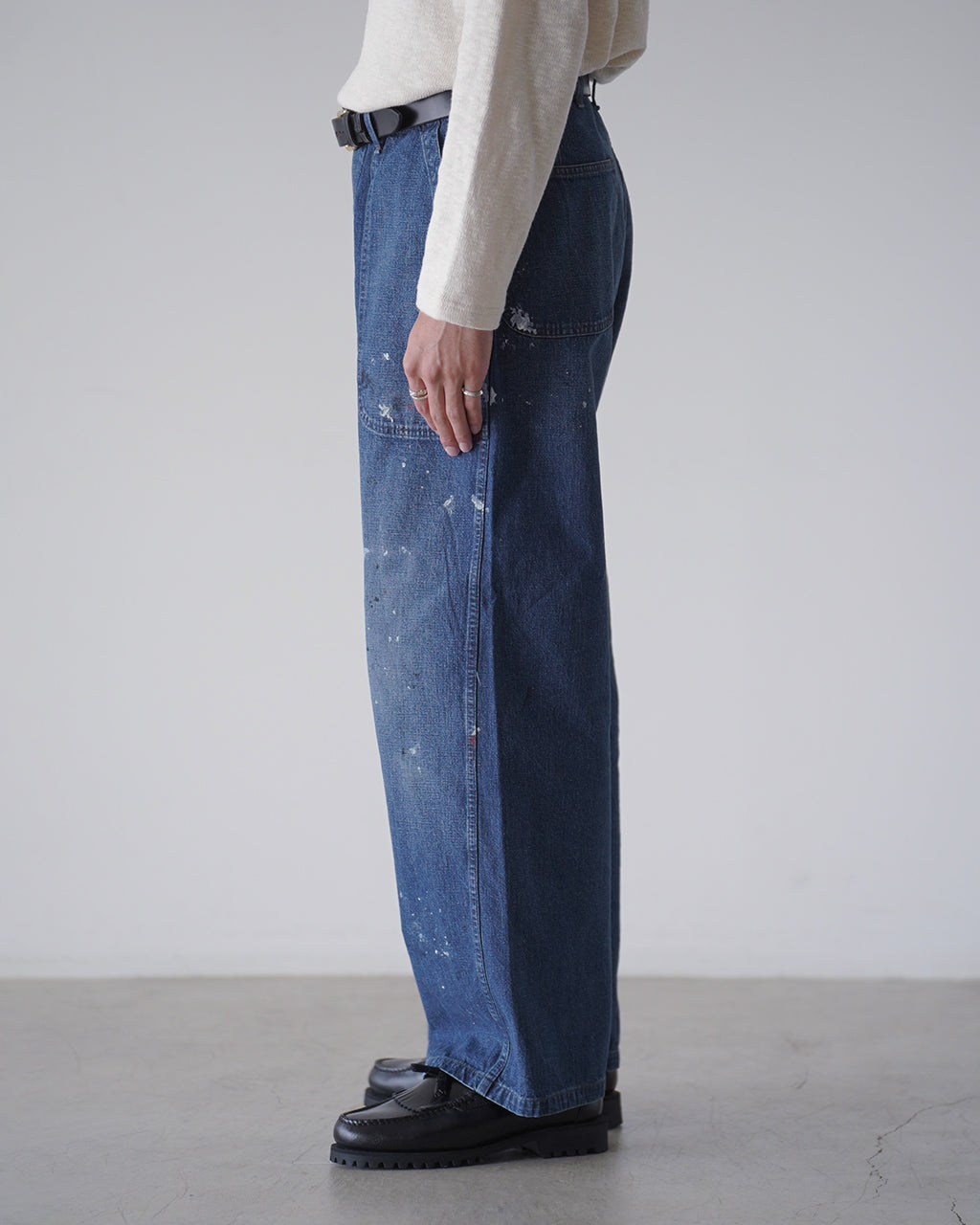 orSlow WWII風の navyパンツ、側面からのワイドストレートシルエットとペイント風の染みデザインが特徴的なコットン100%のデニムパンツ（INDIGO）