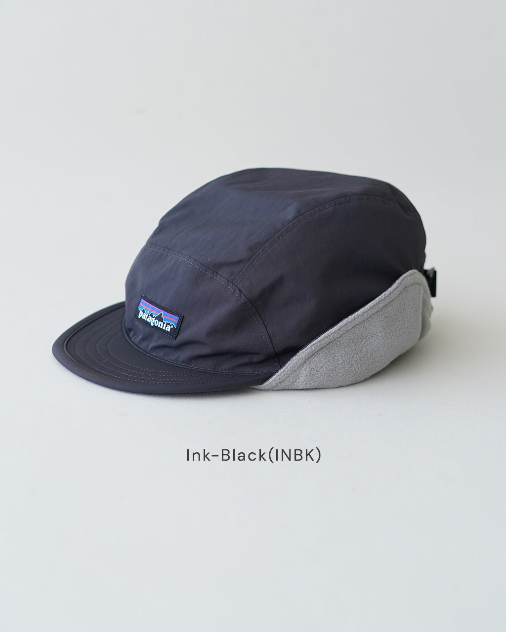 パタゴニアの帽子、Ink-Black系の前方斜めから見たデザイン。ツイル生地のつや感とつばの形状を確認できる画像