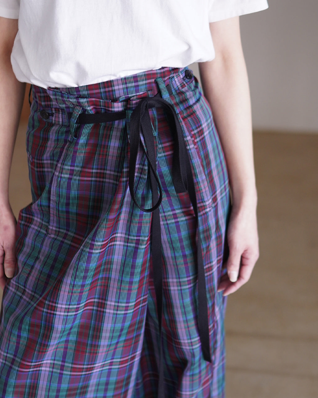 Semi-sheer yarn-dyed check tuck pants PO1S008