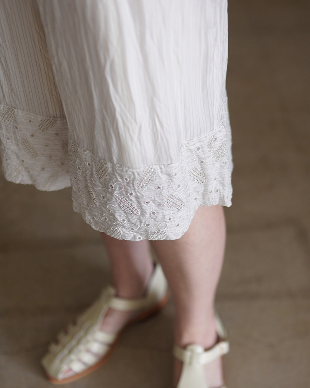 Leaf motif eyelet embroidery detail short pants PO1S031