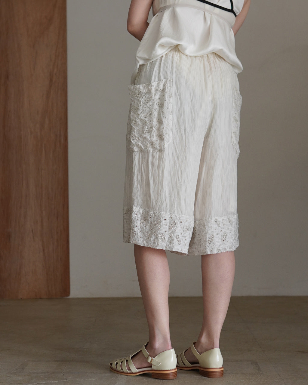 Leaf motif eyelet embroidery detail short pants PO1S031