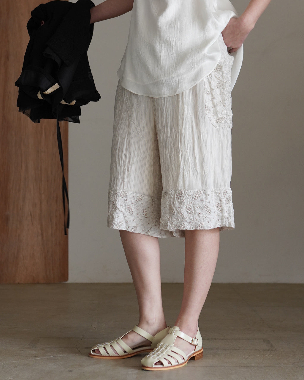 Leaf motif eyelet embroidery detail short pants PO1S031
