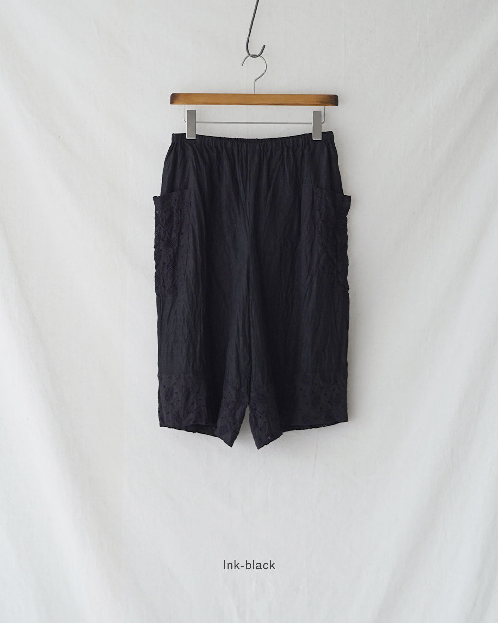 Leaf motif eyelet embroidery detail short pants PO1S031