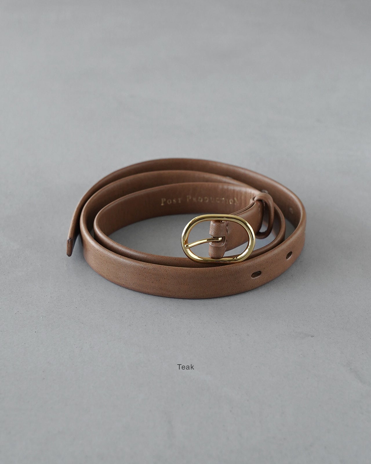 馬革の風合いが際立つ Minimal Belt 21mm ホースワックス仕様。ベルト本体と金色バックルの組み合わせを正面から捉えたディテール写真