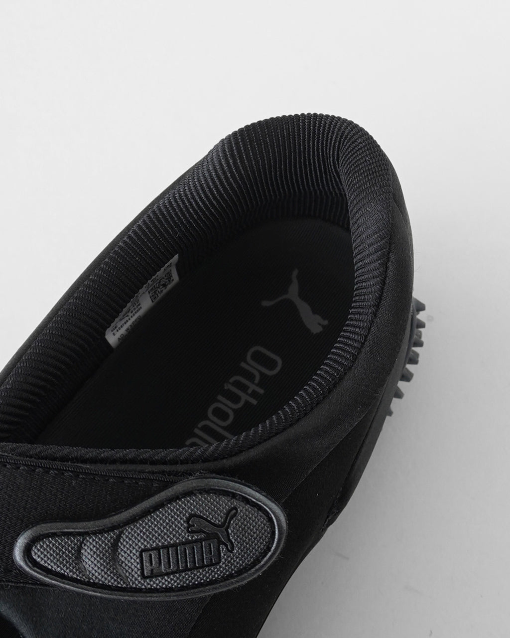 履き口の内側を写したPUMA Mostro Fey Satin。ロゴ入りインソールが見える