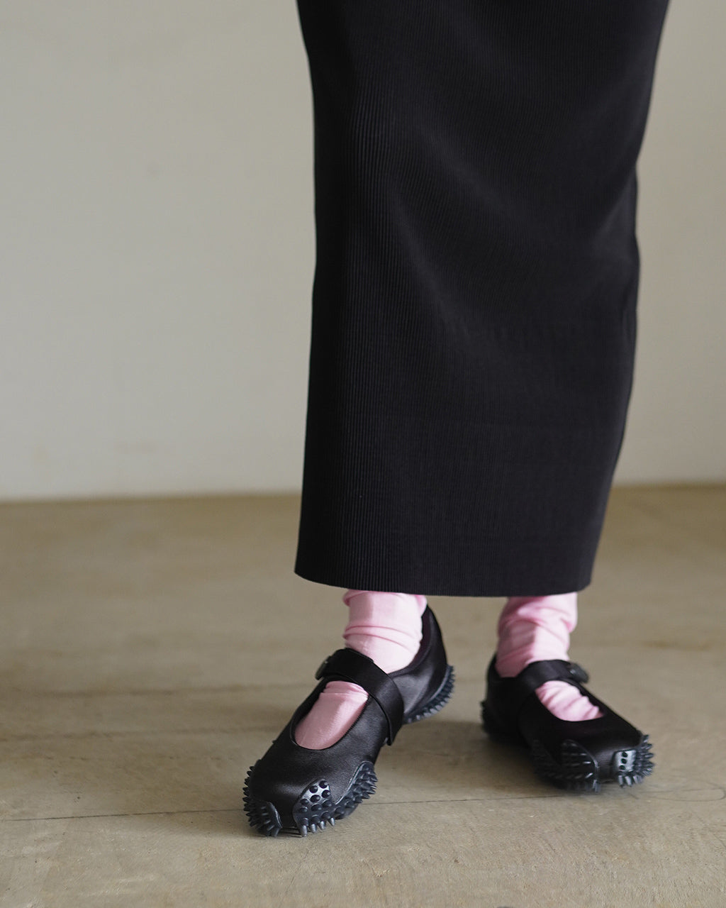 PUMA Mostro Fey Satinを履いた前からの足元。黒いロングスカートに、足元の独特なソールが映える