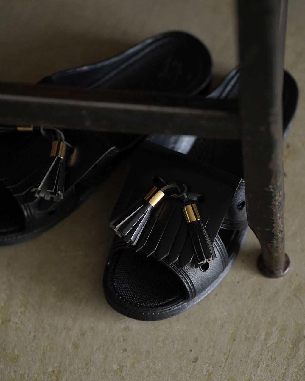 TASSELED RUBBER SLIDES RM261-054