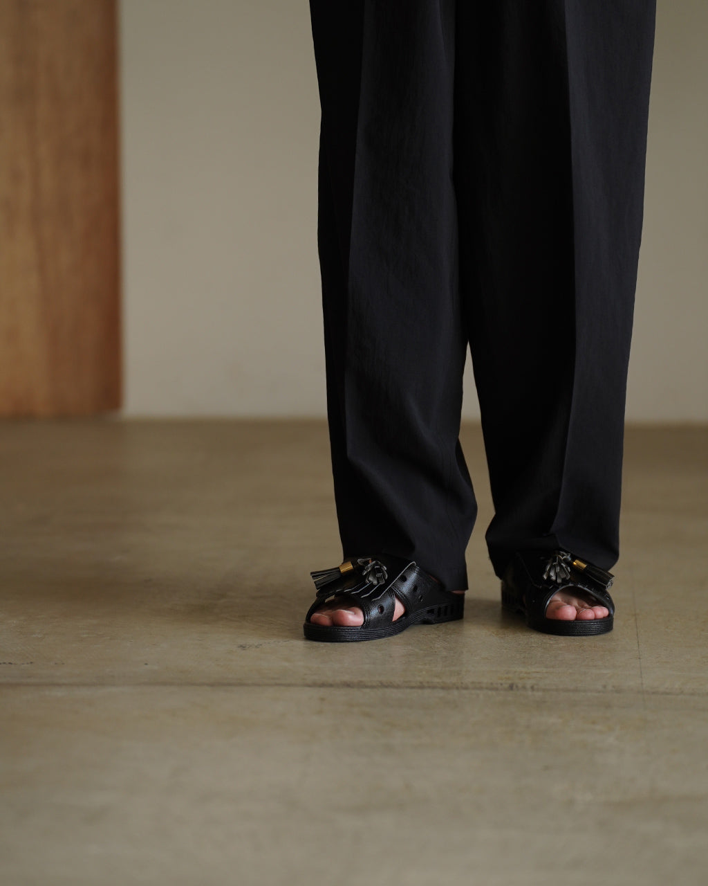 TASSELED RUBBER SLIDES RM261-054