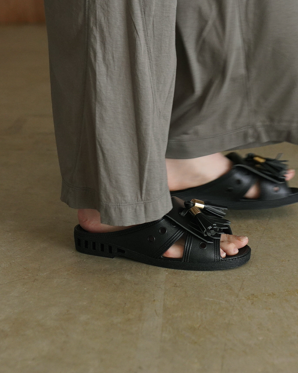 TASSELED RUBBER SLIDES RM261-054