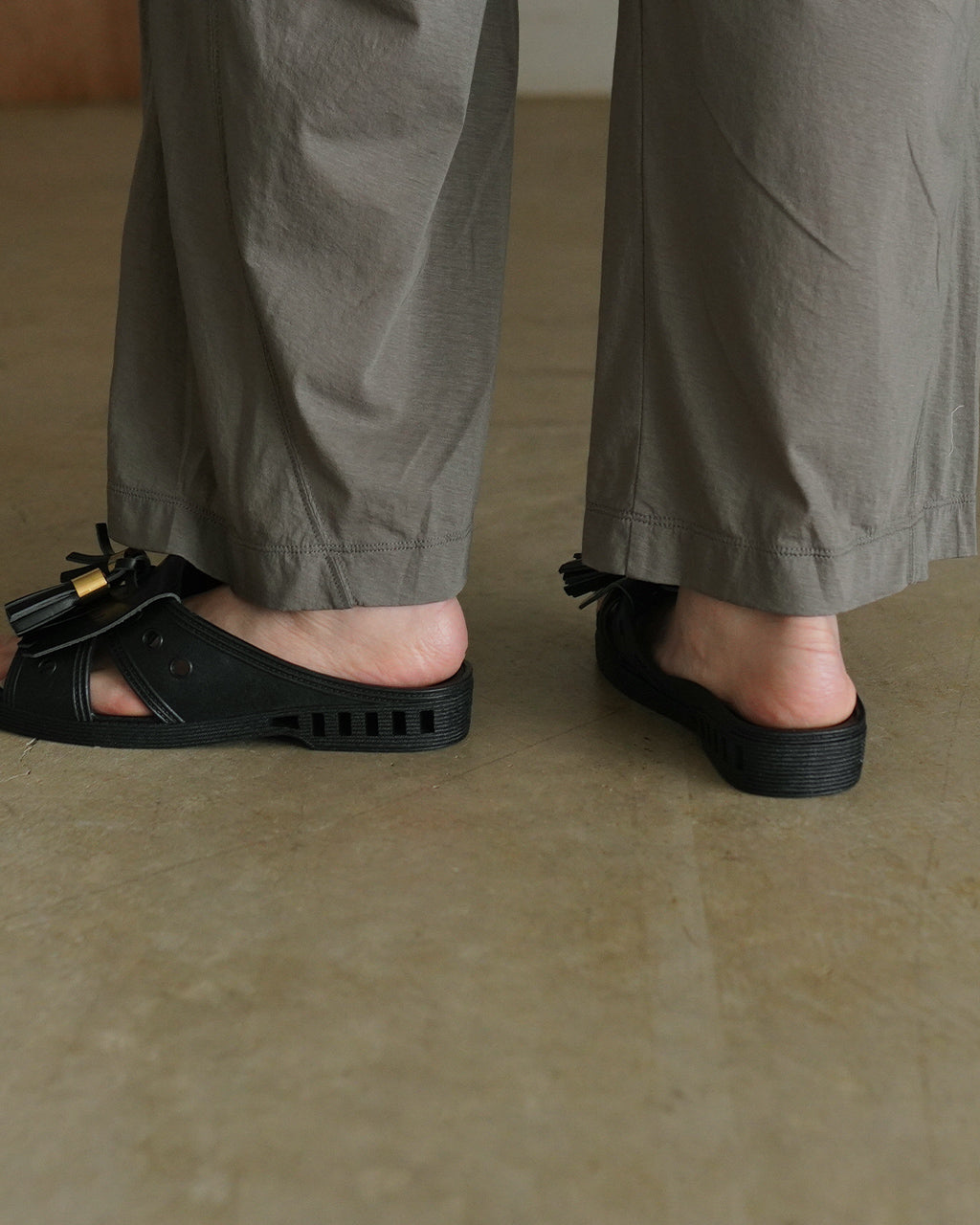 TASSELED RUBBER SLIDES RM261-054