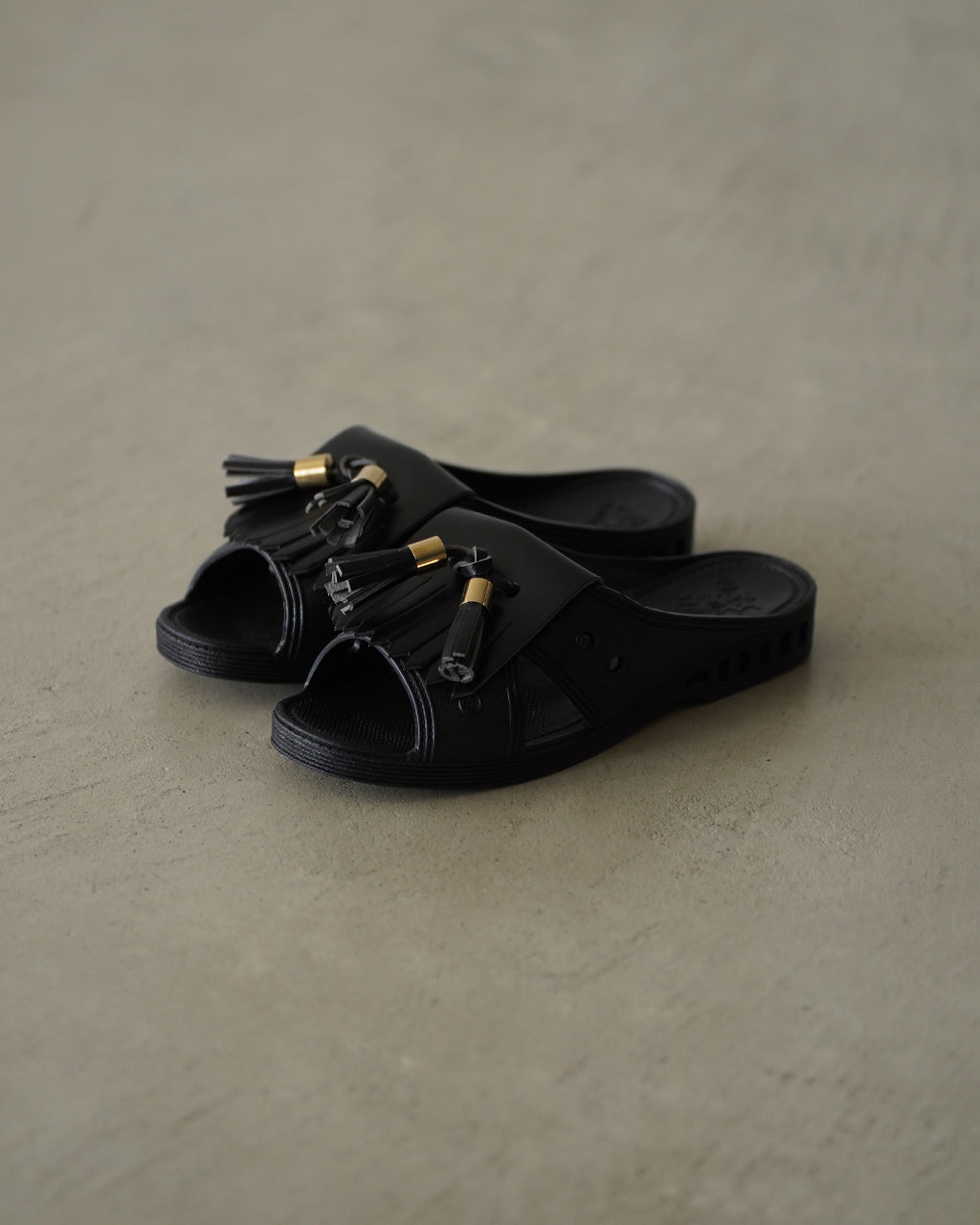TASSELED RUBBER SLIDES RM261-054