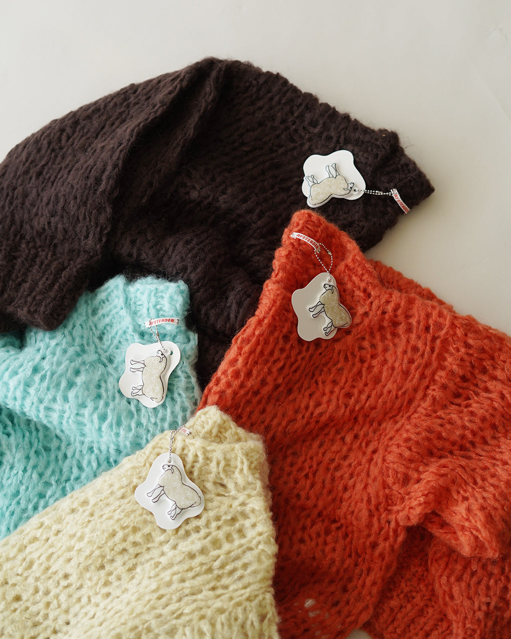 モヘア混のざっくり編みが特徴のREEVES SWEATER。複数カラーが重ねられ、厚みのある袖とクルーネックがリラックス感を演出するニットの正面ショット。