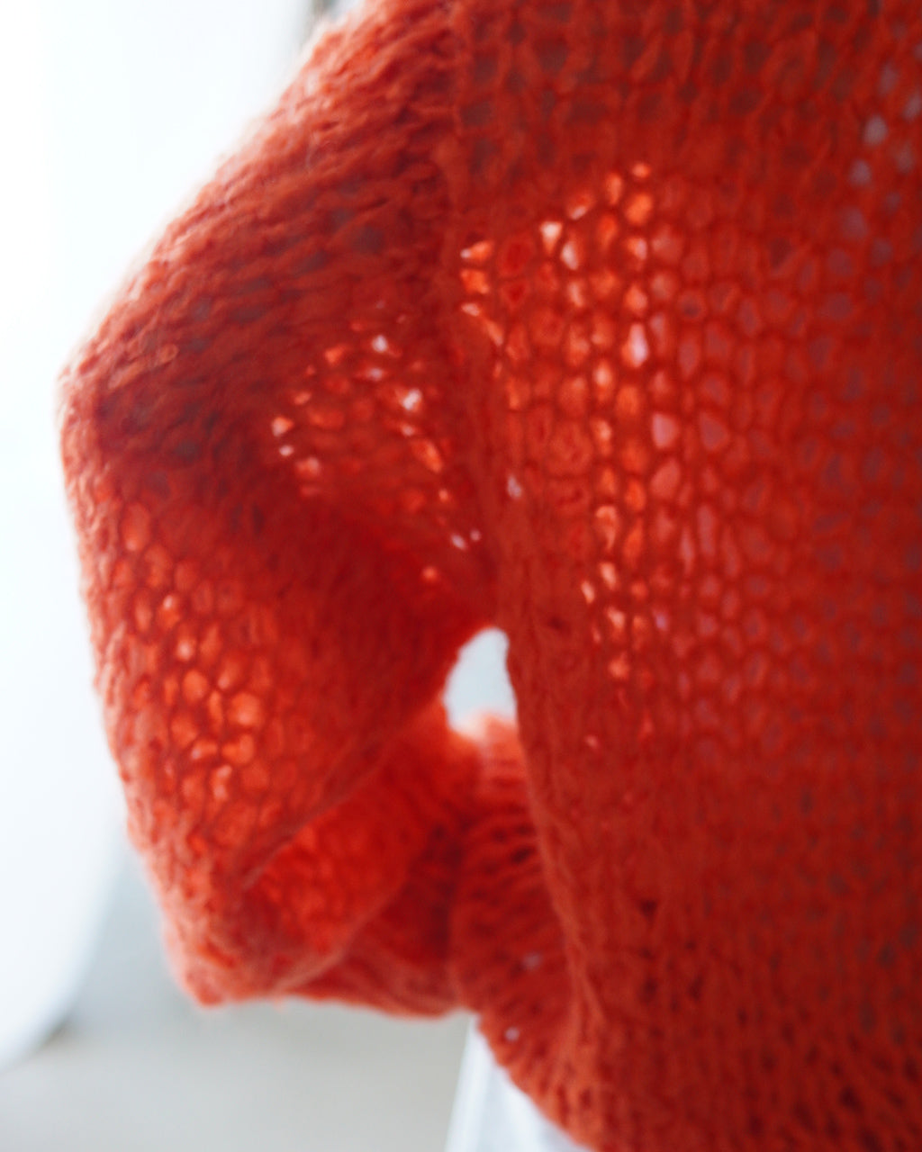 赤みがかったオレンジのざっくり編み地が特徴のREEVES SWEATER。厚みのある袖とゆったりシルエットが印象的なディテールです。