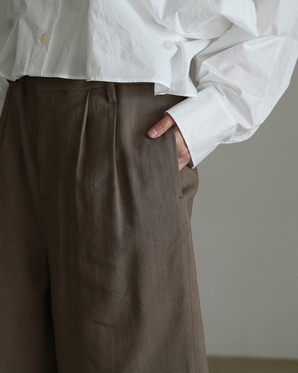 SACRA サクラ PT レディース LINEN WOOL GABARDINE HALF PANTS