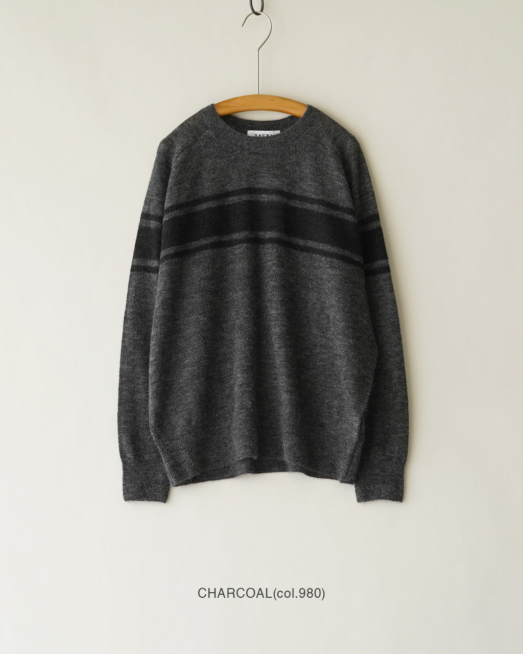 グレー系のEXTRA-FINE MOHAIR TOPがハンガーに掛かり布地の柔らかさと細かな毛足が伝わるディテールの画像