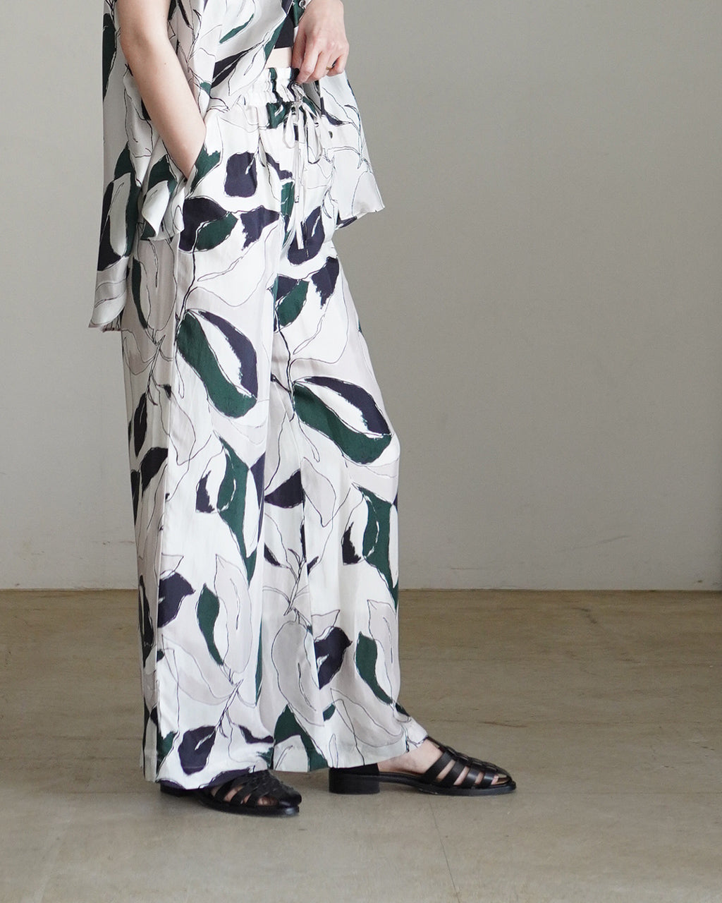 衣料品 Women's サクラ/SACRA モダン リーフ パンツ レディース MODERN