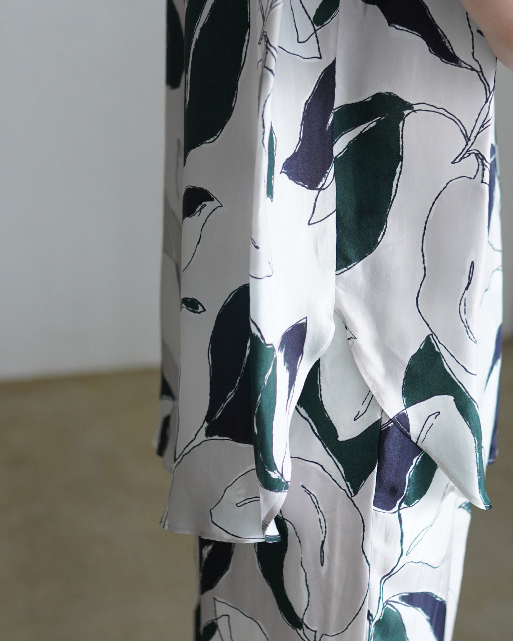 MODERN LEAVES TOP 126213071