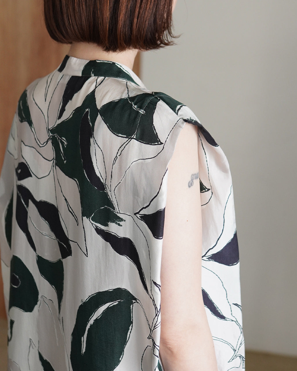 MODERN LEAVES TOP 126213071