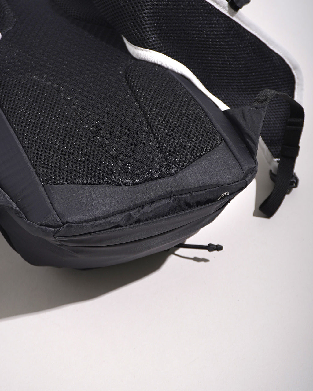 背面寄りのショルダーストラップとパッド入りバックパネルが見える XT10 BACKPACK。黒系のテクニカル素材で、通気性と耐久性を両立したデザインです。