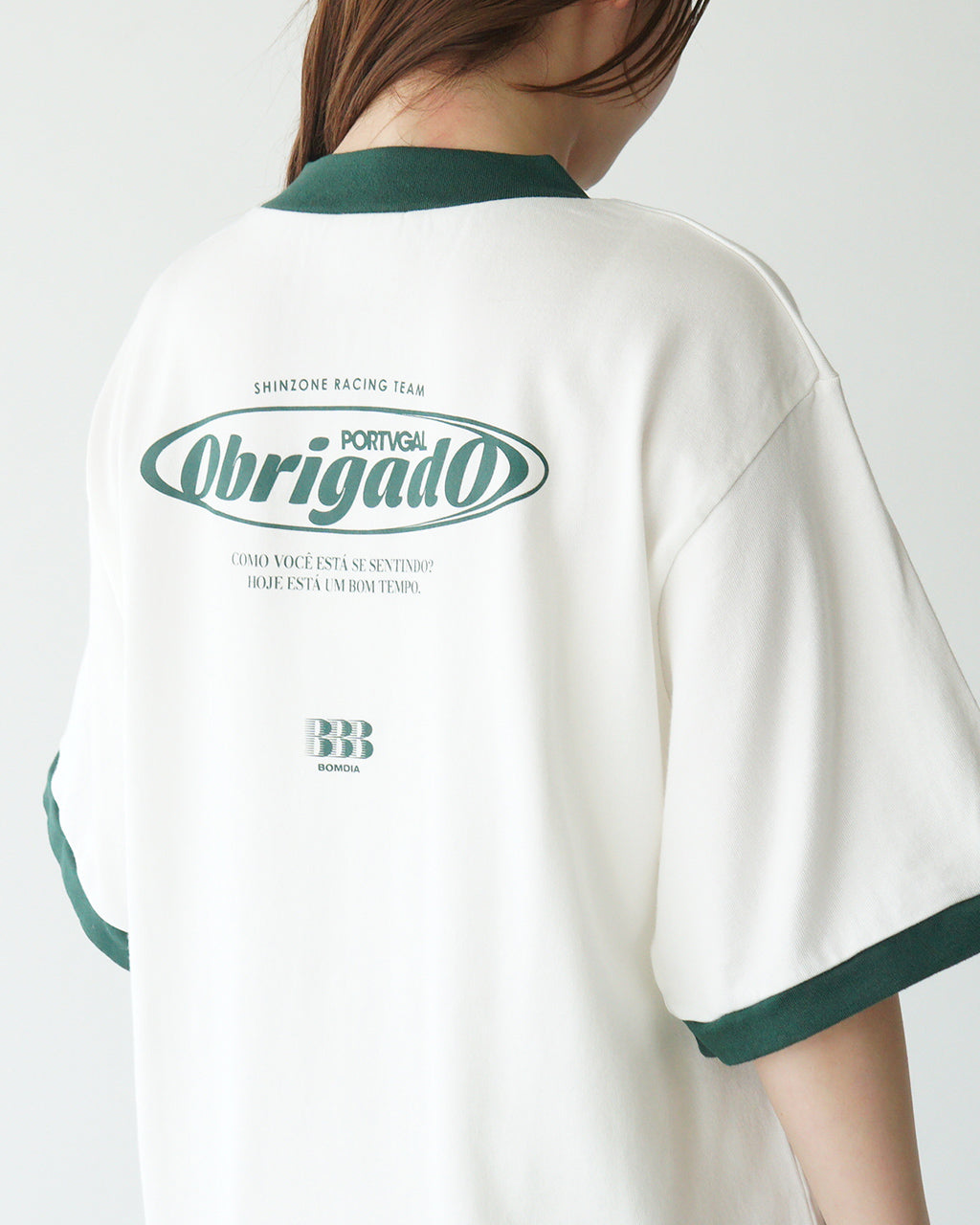 THE SHINZONE シンゾーン オブリガード 半袖Tシャツ ロゴ Vネック カットソー プレーティング天竺 フットボール風 バックプリント OBRIGADO TEE 25MMSCU02【送料無料】