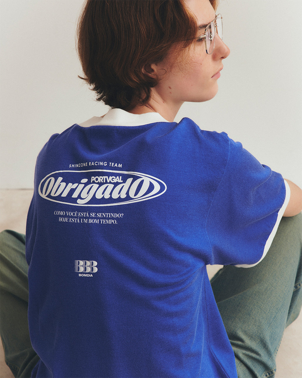THE SHINZONE シンゾーン オブリガード 半袖Tシャツ ロゴ Vネック カットソー プレーティング天竺 フットボール風 バックプリント OBRIGADO TEE 25MMSCU02【送料無料】