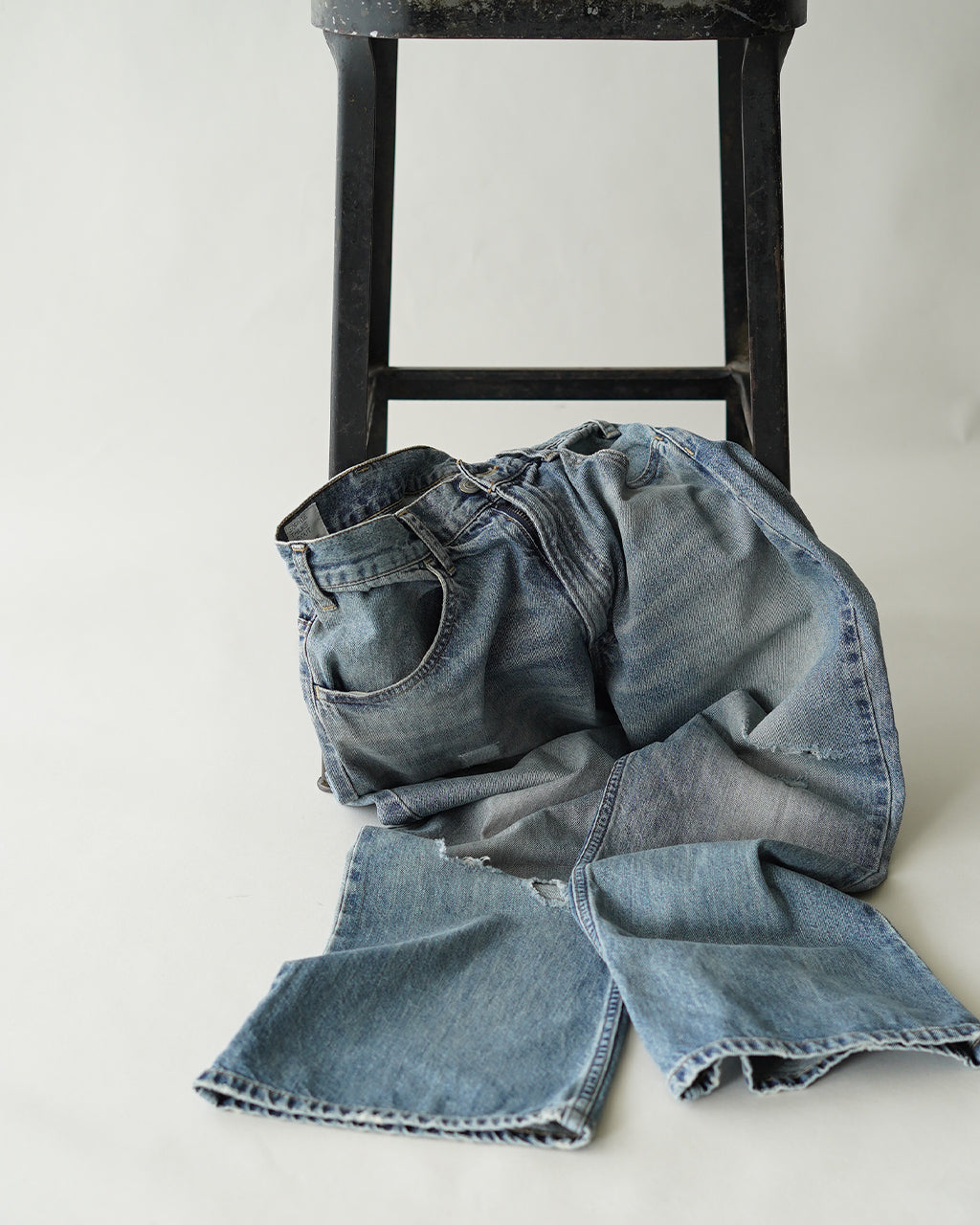 KENDRICK (DISTRESSED JEANS) COM-26F-DM01