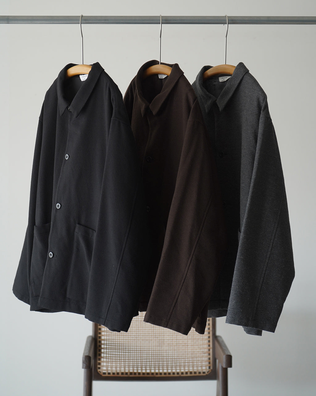 黒・茶・グレーの3点が掛けられた Wool mixed 4B jacket の前後が分かるディテール画像。左から前身頃と袖口の様子、中央は肩周り、右は裾が見える。落ち着いた雰囲気のコート系ジャケットです。