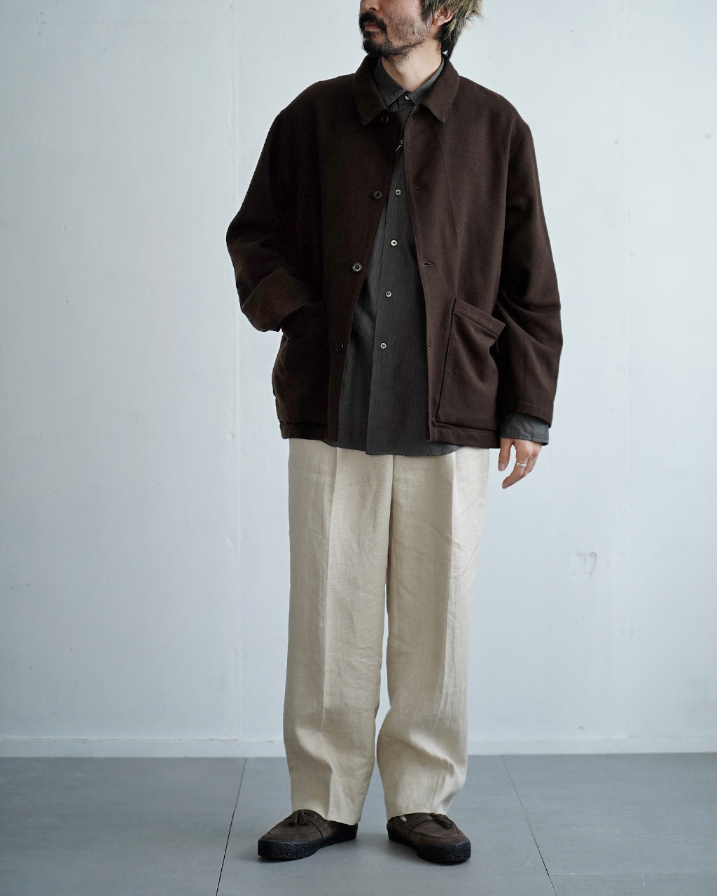 ダークブラウンの Wool mixed 4B ジャケットを着たモデルの全身ショット。4ボタンの前開きと大きめの襟、ポケットが特徴的なデザインです。