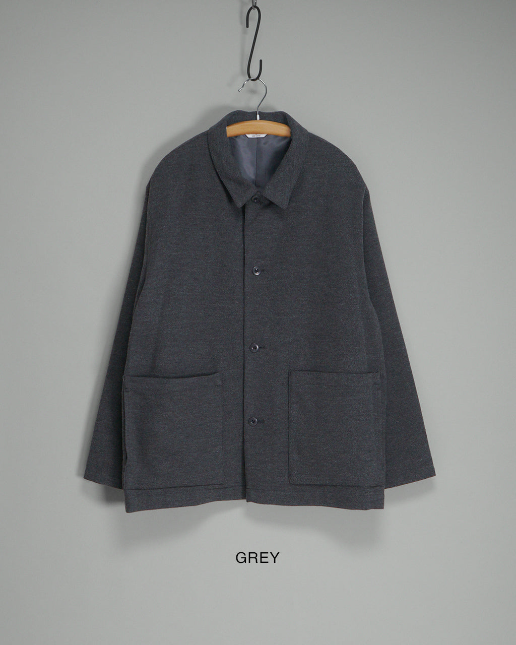 チャコールグレーの Wool mixed 4B ジャケット。前開きは4ボタンで、胸ポケットと大きめの前身頃ポケットが特徴的。裏地付きで袖通りが良く、襟はやや大きめのデザインです。