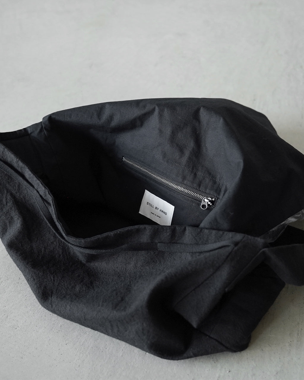   Jeans ブラックボディバッグ STILL BY HAND スティルバイハンド クロスボディバッグ メンズ