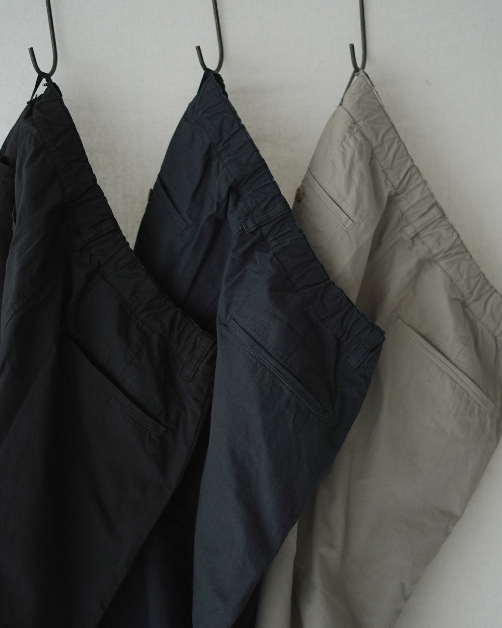 STILL BY HAND Garment-dye deep tuck pants PT02253