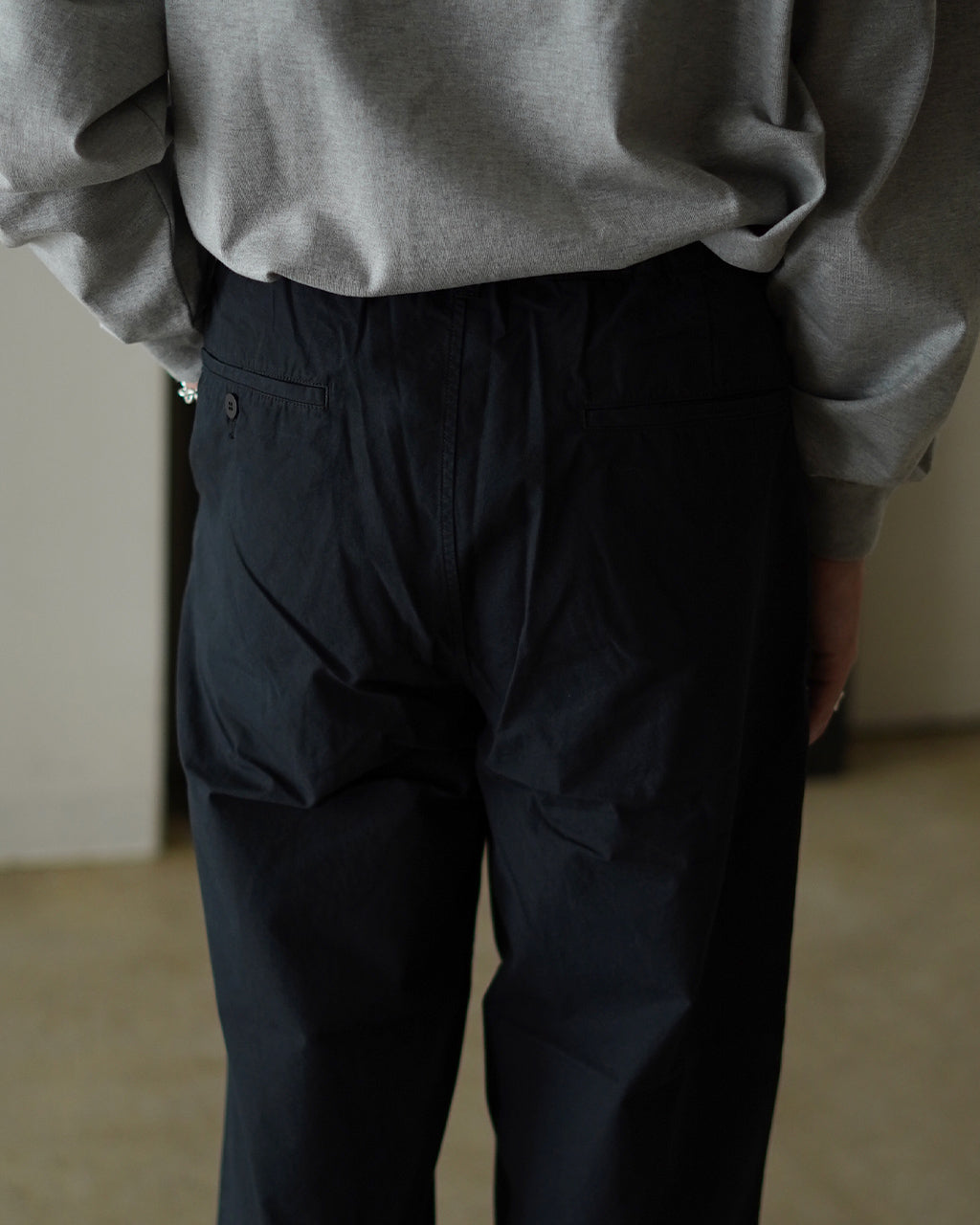 STILL BY HAND Garment-dye deep tuck pants PT02253