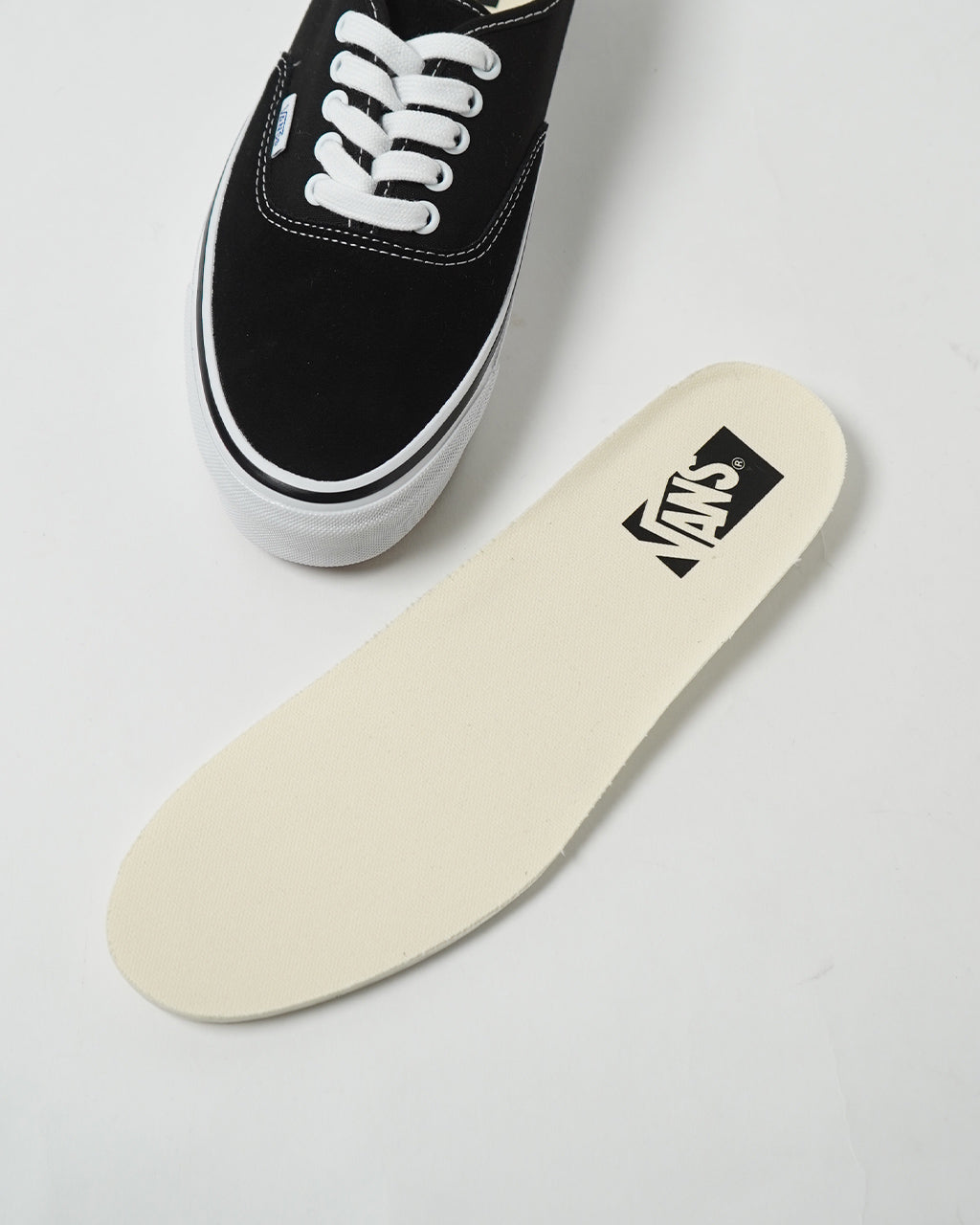 ブラックカラーのVANS LX Authentic Reissue44のつま先寄りアップ。白い靴紐と白のソールが引き立つキャンバス×スエードのアッパー全体像。ソールの厚みが特徴的なデザインです。