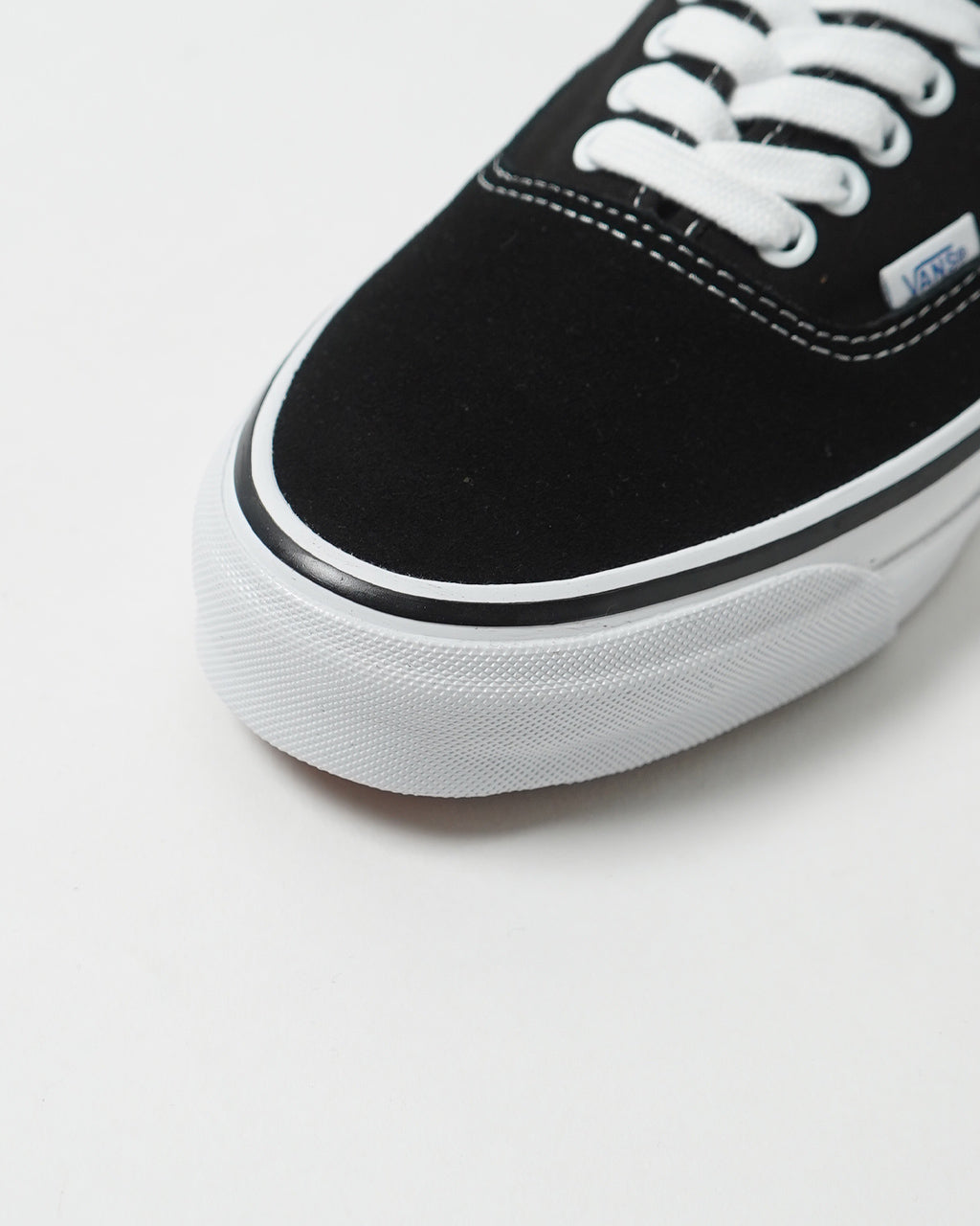 ブラックのスエードとキャンバスアッパーのVANS LX Authenticリイシューモデル、白いラバーソールと白い靴紐が際立つ前面アップショット