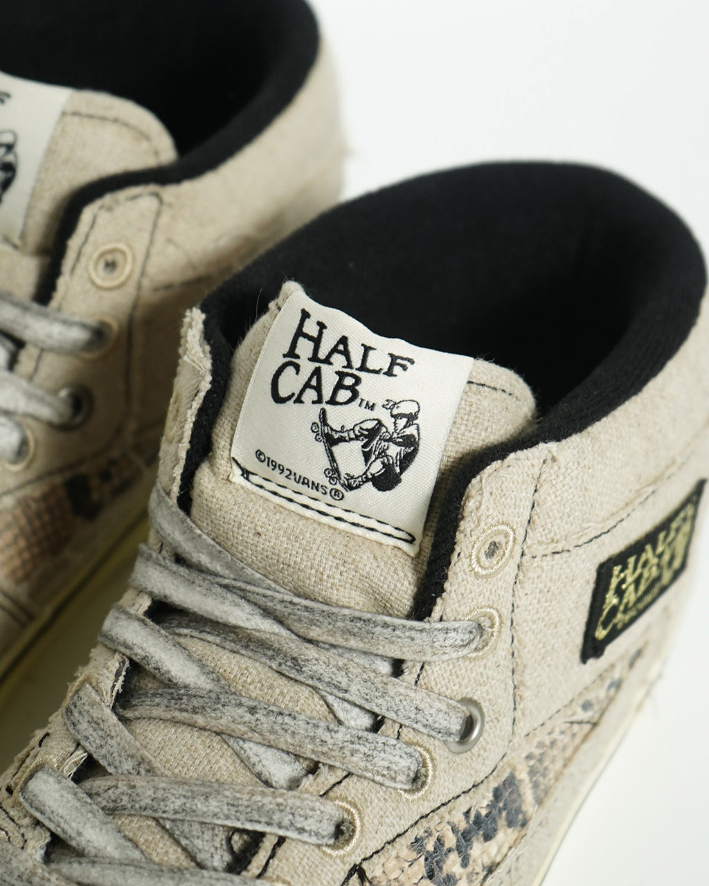 【SALE！20%OFF】VANS ヴァンズ バンズ ハーフキャブ ミドルカット スニーカー シューズ HALF CAB VN000CMUEBS