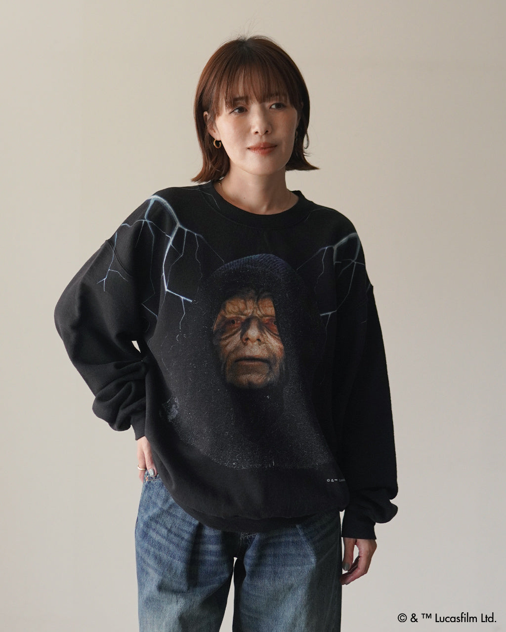 ダース・シディアスのプリントが映える黒の裏起毛スウェット。胸元から肩にかけての大柄プリントと、ヴィンテージ風の加工感が特徴的な一着。