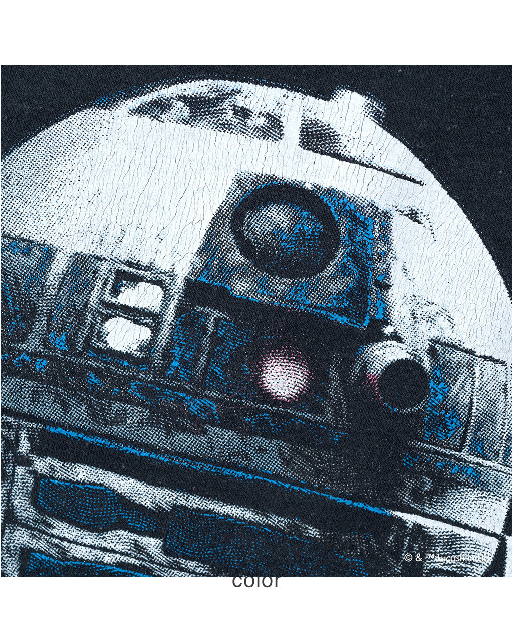 STAR WARSのR2-D2プリントが大きく入った黒地の裏起毛スウェット。クラックプリントとヴィンテージ風加工で経年感を演出したデザインのアップ画像。
