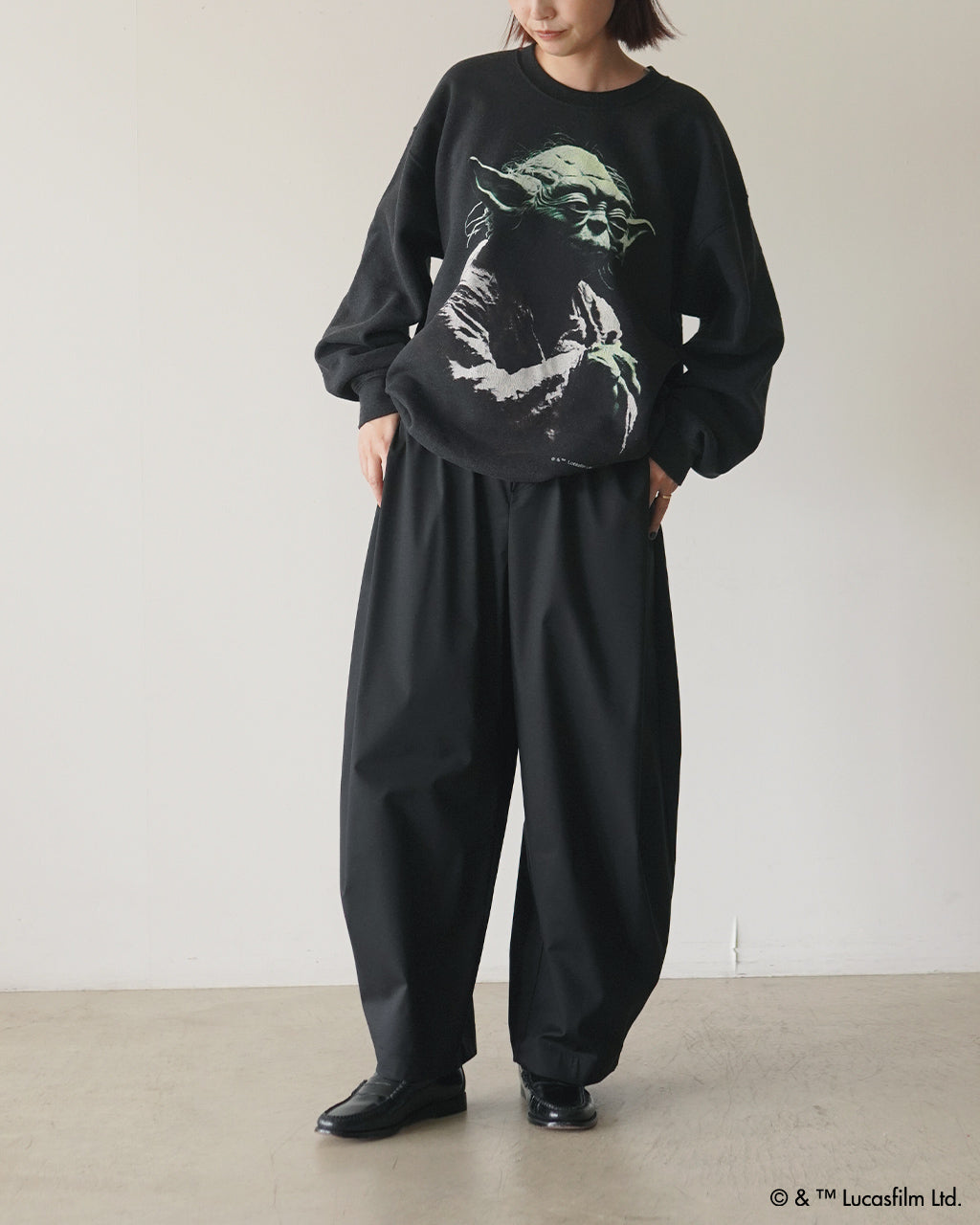 ヨーダがプリントされた黒系裏起毛スウェット。ゆったりとしたシルエットで、ボリューム感のあるデザインです。